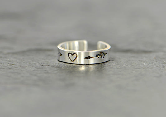 Heart and arrows on 4 mm wide sterling silver toe ring