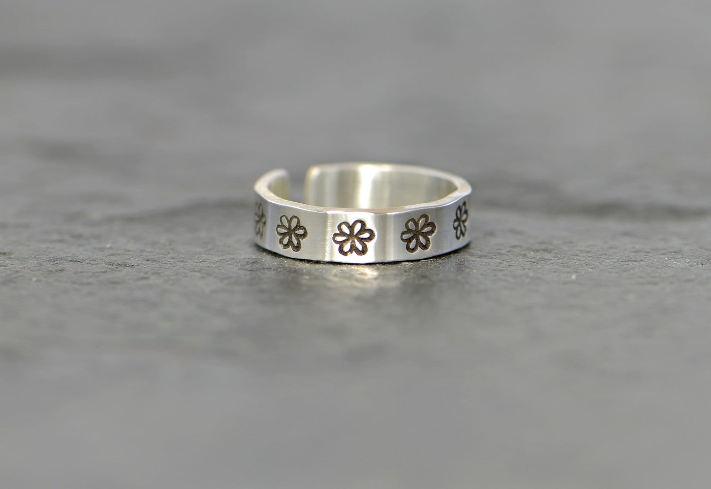 Daisy flower sterling silver toe ring