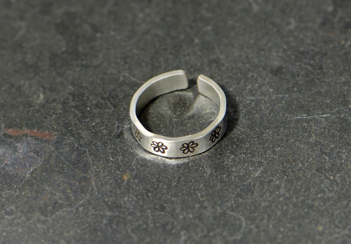 Daisy flower sterling silver toe ring