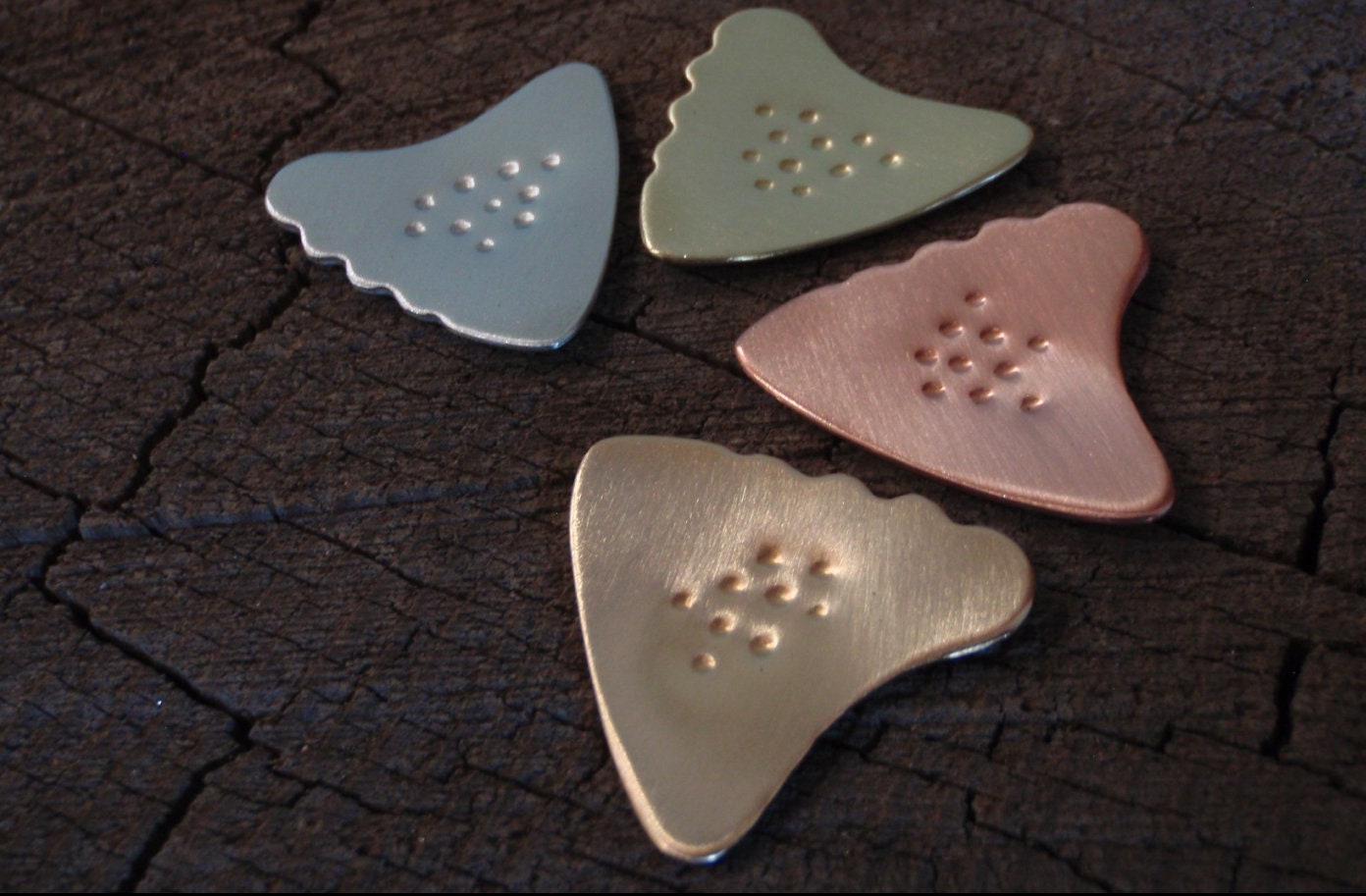 No slip sharkfin guitar picks in a 4 pack with tooth shape raking edge - playable for guitarists