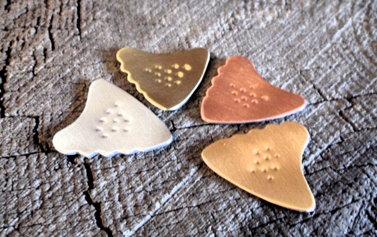 No slip sharkfin guitar picks in a 4 pack with tooth shape raking edge - playable for guitarists