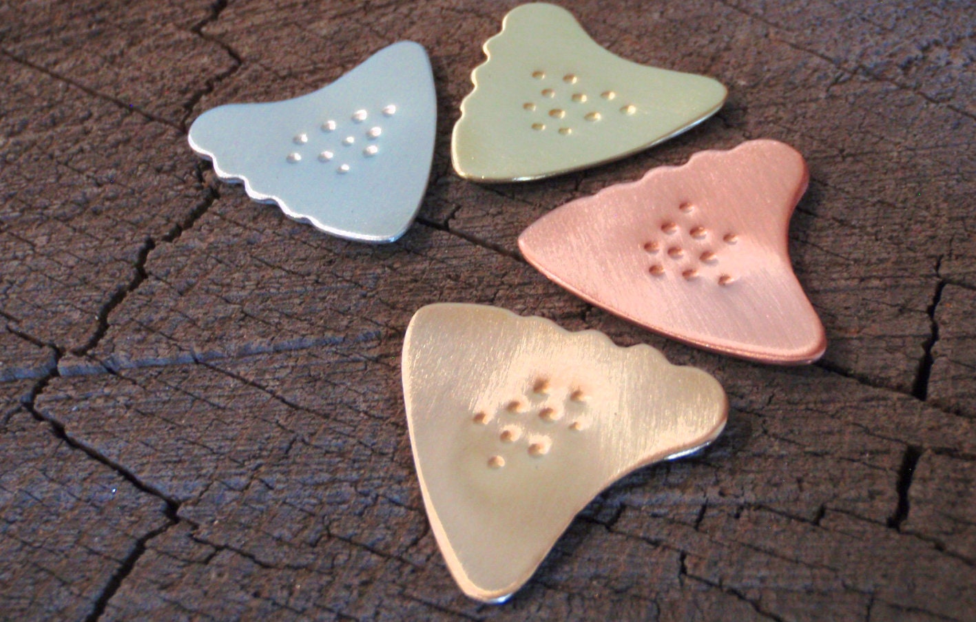 No slip sharkfin guitar picks in a 4 pack with tooth shape raking edge - playable for guitarists