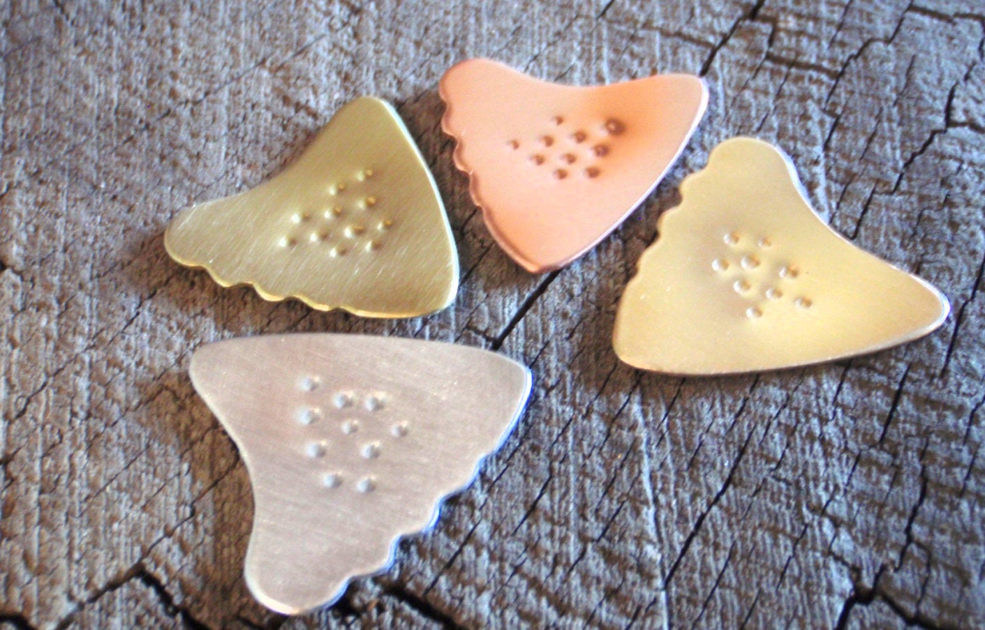 No slip sharkfin guitar picks in a 4 pack with tooth shape raking edge - playable for guitarists