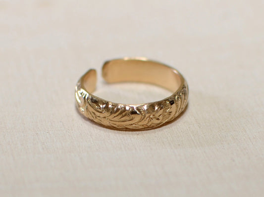 Yellow 14k gold toe ring with patterned leaf design