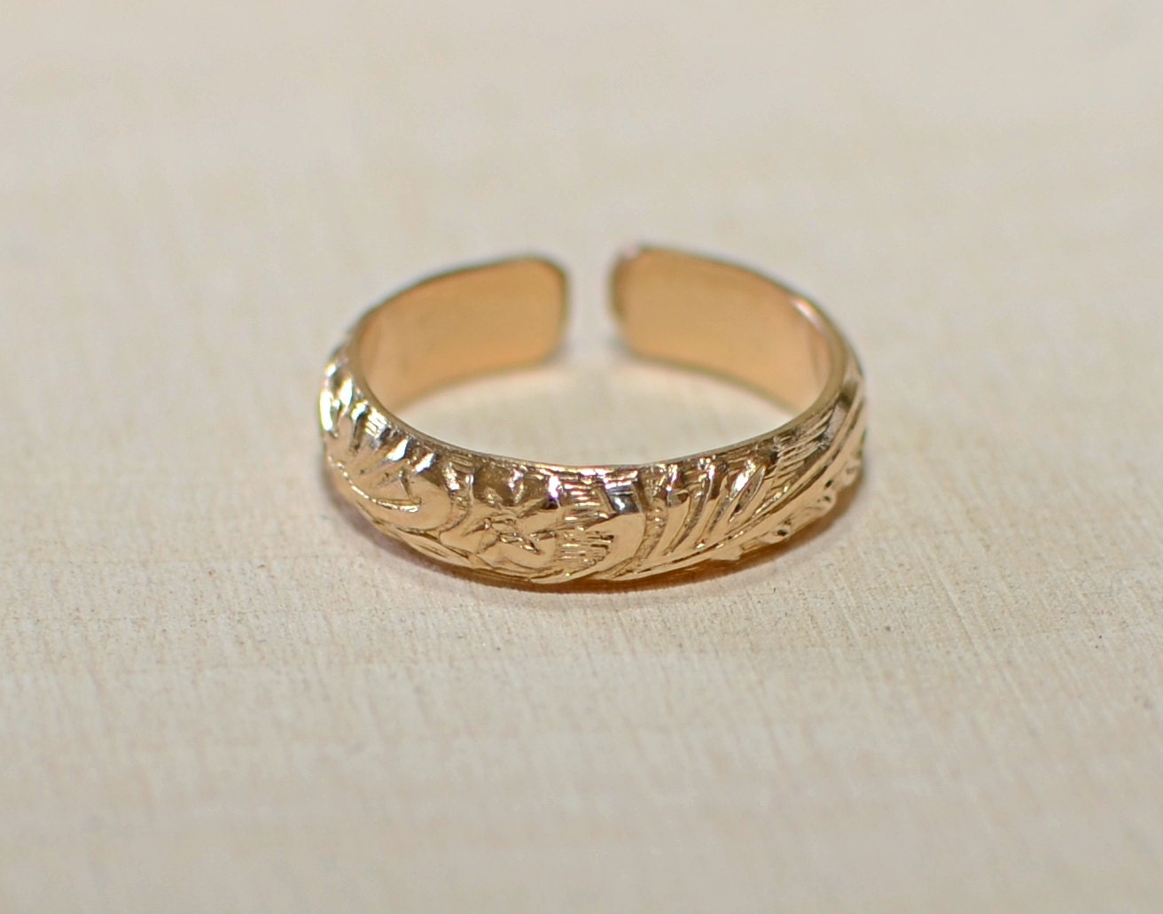 Yellow 14k gold toe ring with patterned leaf design