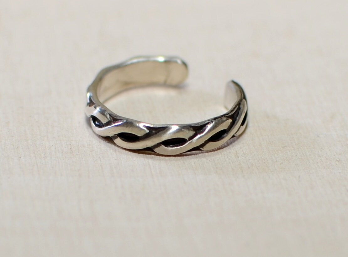Toe ring in sterling silver with braided pattern and dark patina