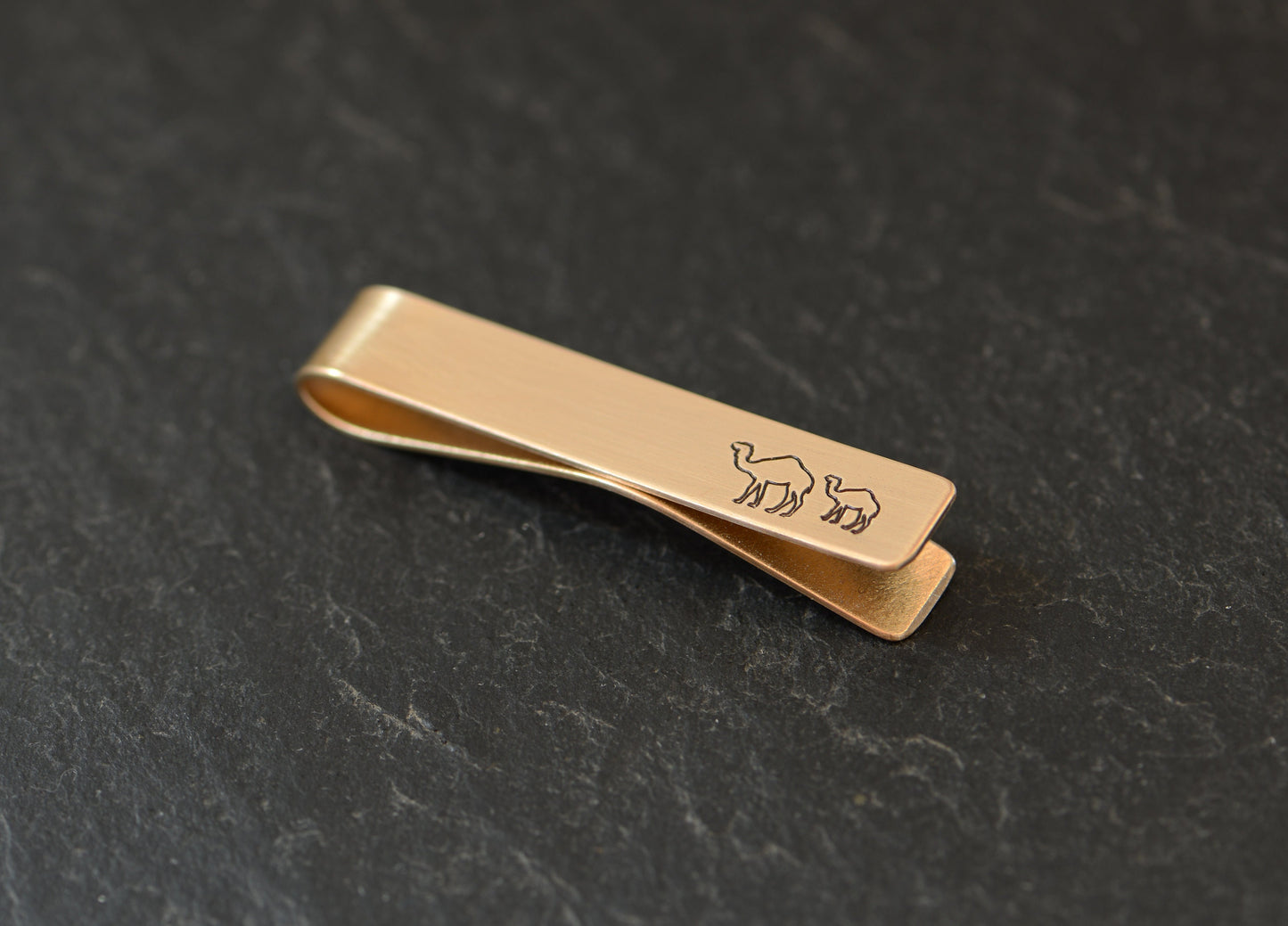 Tie clip in bronze with two camels for getting over hump day