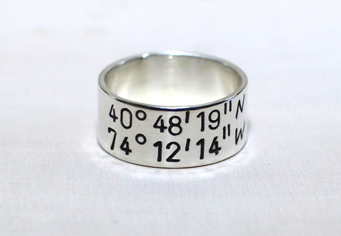 Latitude longitude ring in sterling silver with personalized coordinates, NiciArt 