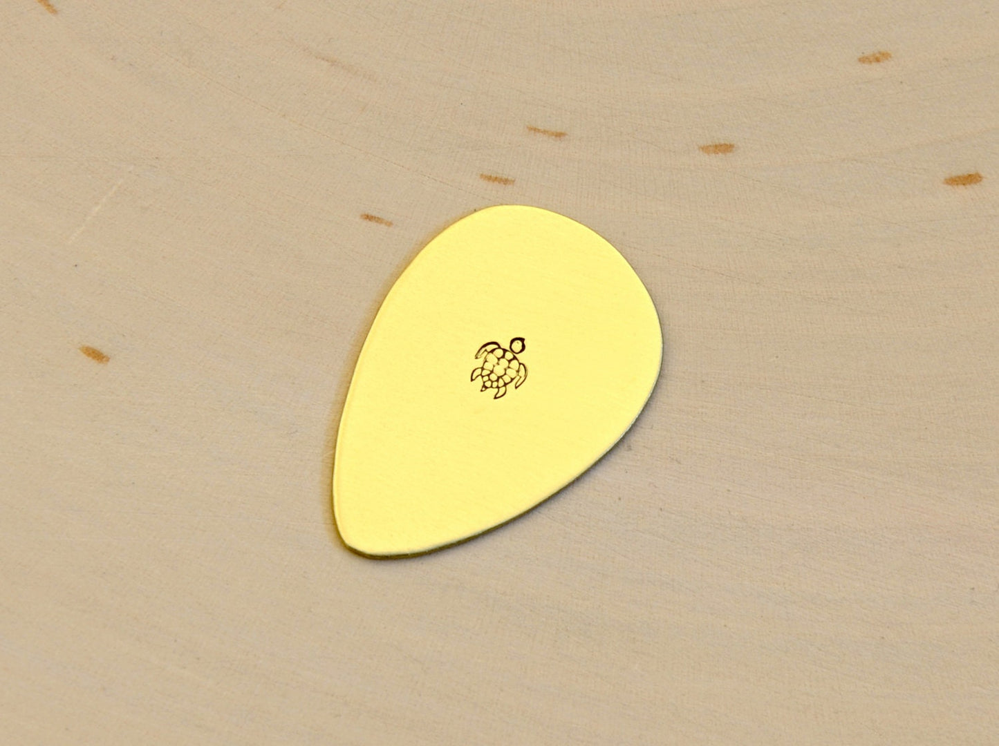 Jazz Style Teardrop Brass Guitar Pick with Sea Turtle