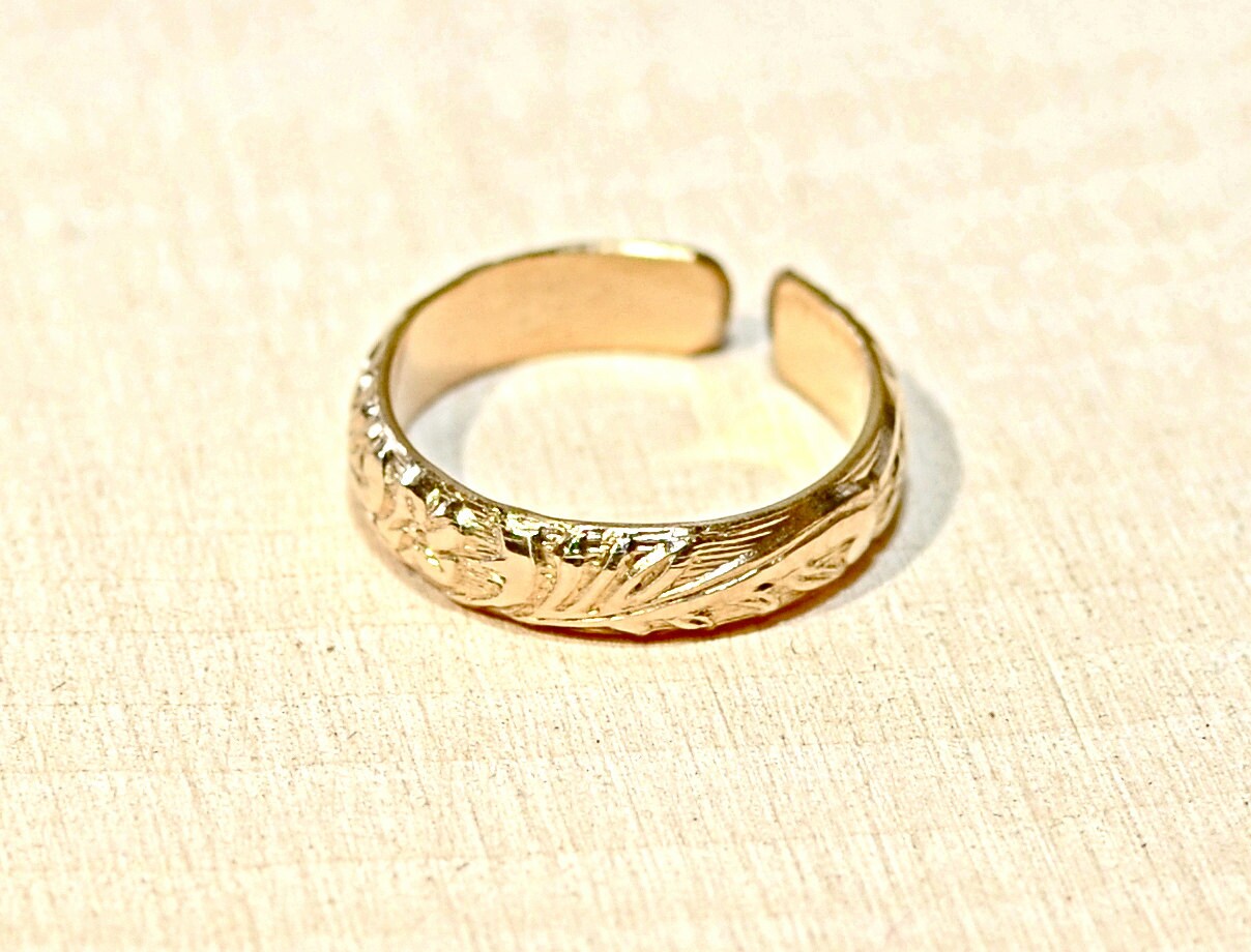 Gold Toe Ring with Organic Nature Themese