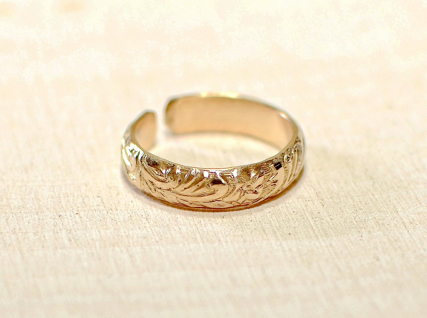 Gold Toe Ring with Organic Nature Themese