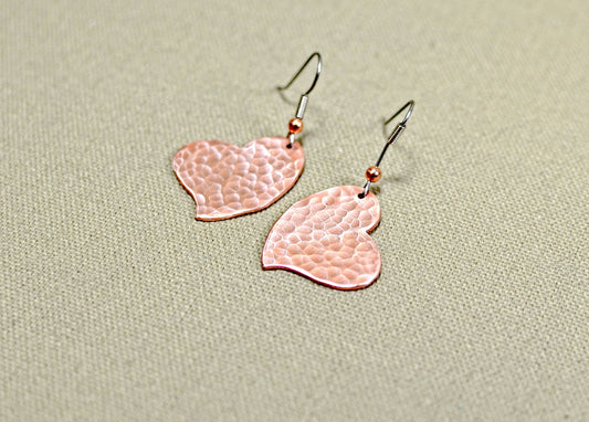 Hammered copper heart dangle earrings - ER574